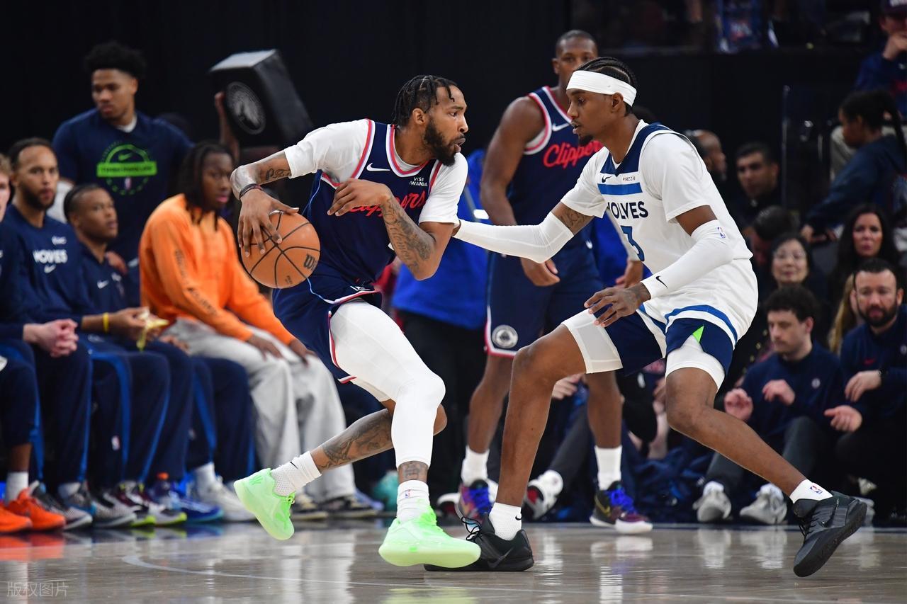 半岛体育官网-无敌战神！小卡狂轰45+5+5创纪录！加兰给力，爱德华兹空砍36+2+5