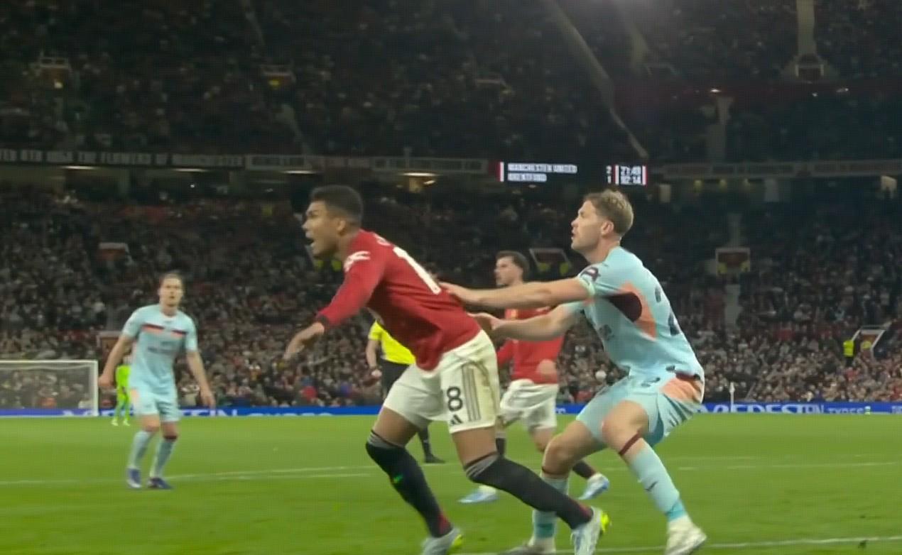 半岛体育官网-都是经验，卡塞米罗连续诱骗科林斯对自己犯规并使其染黄